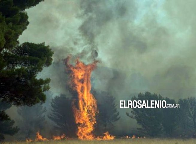 Sin control el fuego se propaga por Cerros Colorados y Paso Funke Sin control el fuego se propaga por Cerros Colorados y Paso Funke