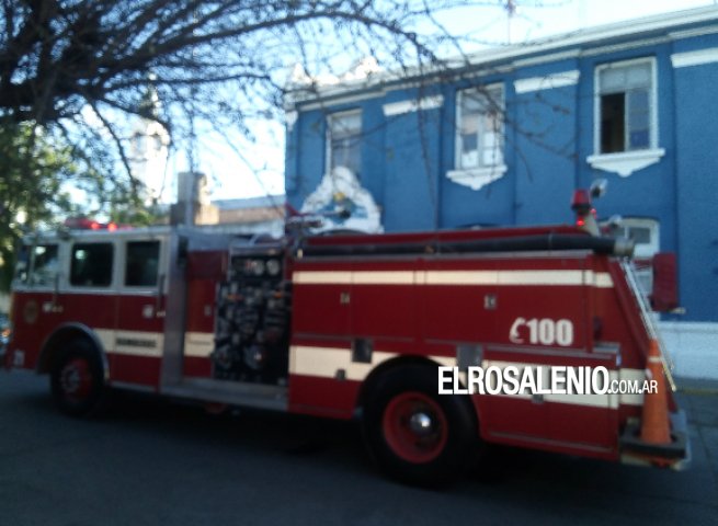 Un patrullero tuvo un principio de incendio en la comisaría Un patrullero tuvo un principio de incendio en la comisaría
