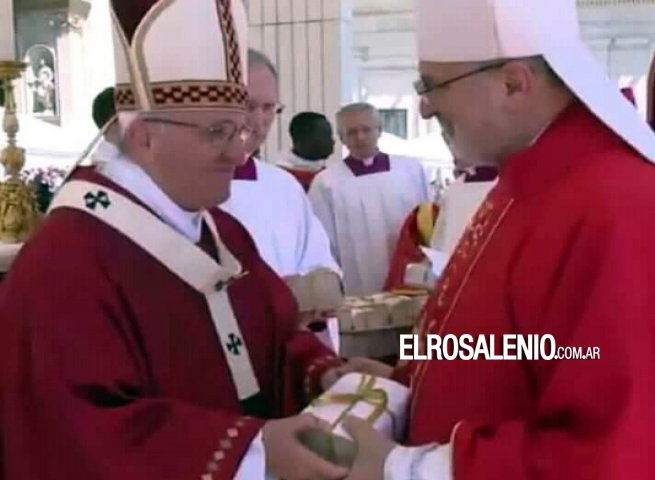 Monseñor Azpiroz recibió de manos del Papa Francisco el palio Monseñor Azpiroz recibió de manos del Papa Francisco el palio