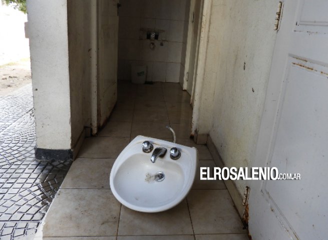 Provocaron daños en los baños de la plaza Provocaron daños en los baños de la plaza
