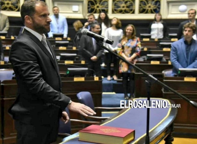 Fabián Tuya juró como diputado provincial por Cambiemos Fabián Tuya juró como diputado provincial por Cambiemos