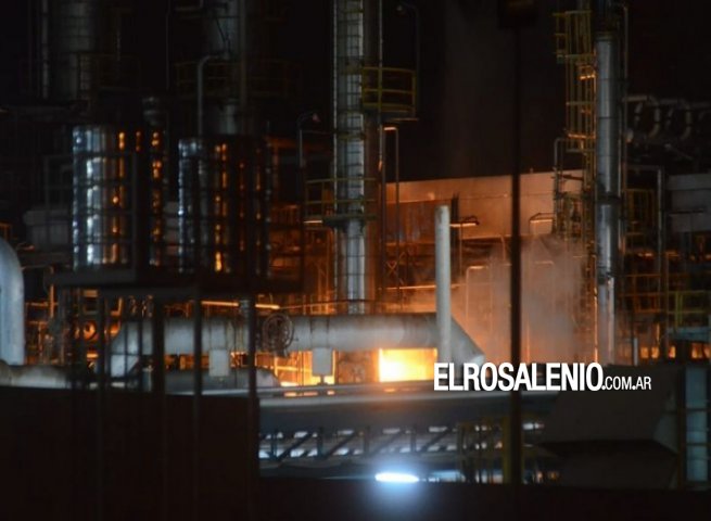 Explotó un área de la ex refinería Petrobras y se produjo un incendio Explotó un área de la ex refinería Petrobras y se produjo un incendio