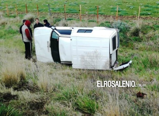 Volcó un utilitario en la ruta a Pehuen Co Volcó un utilitario en la ruta a Pehuen Co