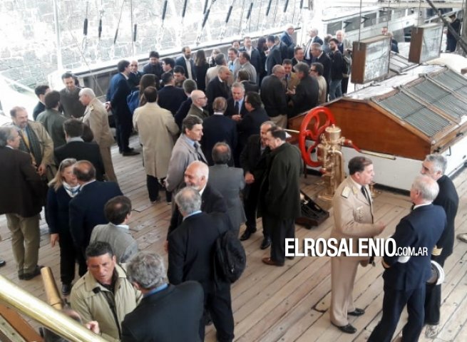 Celebración del Día de la Industria Naval con signo de unidad Celebración del Día de la Industria Naval con signo de unidad