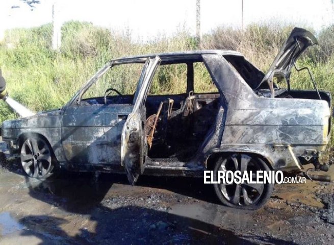 El fuego destruyó totalmente un auto El fuego destruyó totalmente un auto