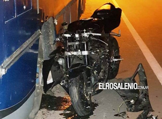 Una moto colisionó con un carro que maniobraban dos personas Una moto colisionó con un carro que maniobraban dos personas