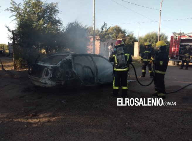 Un auto se incendió en Villa Arias 