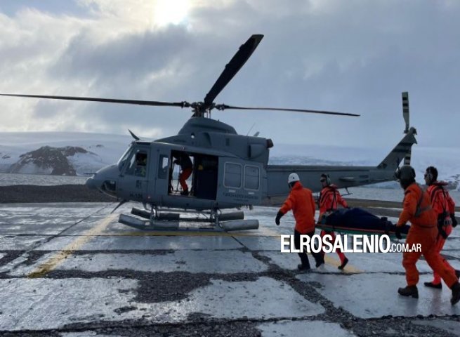 Evacuaron a dos tripulantes del A.R.A “Puerto Argentino“ de la Base Antártica Carlini