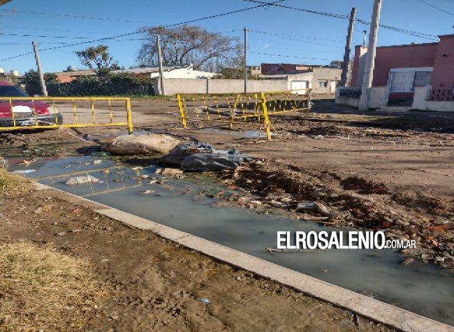 Nueva Bahía: Calzada cortada con agua servida y residuos 