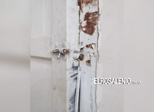 Destrozaron una de las puertas de su casa mientras se encontraba ausente