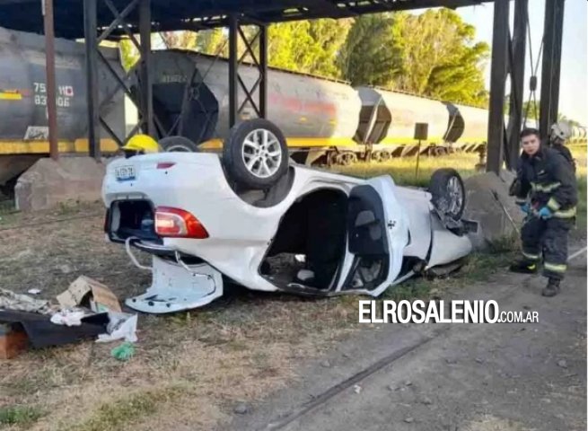 Un auto cayó del puente La Niña tras romper una baranda