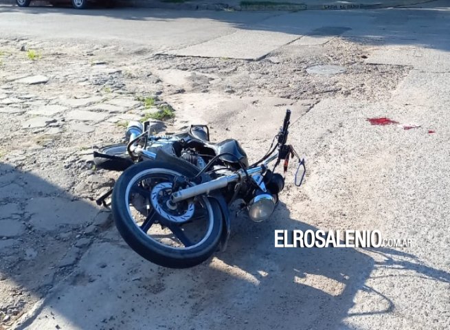 Siniestro vial entre un auto y una moto en macrocentro