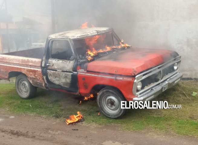 Vehículo en llamas requirió la presencia de Bomberos Voluntarios