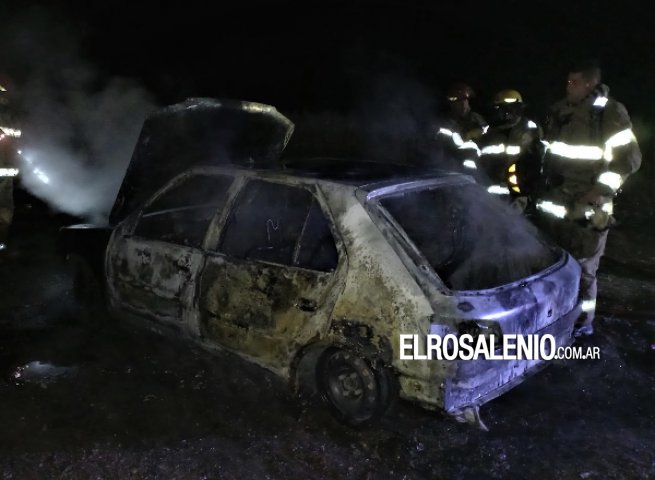 Un incendio destruyó un auto que circulaba por la ruta 