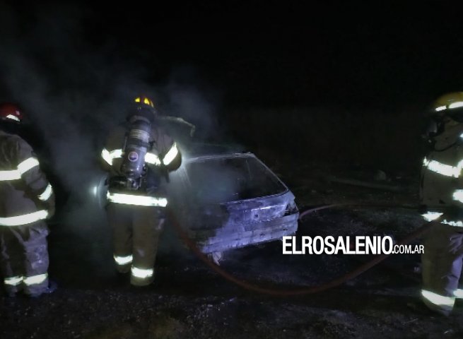 Un incendio destruyó un auto que circulaba por la ruta 