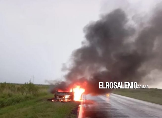 Un incendio destruyó un auto que circulaba por la ruta