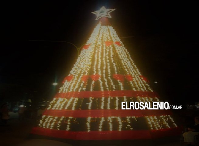 Se realizó la tradicional iluminación del árbol de navidad en la Plaza Belgrano
