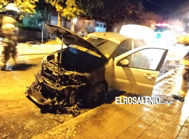 Un incendio, que sería intencional, dañó auto al servicio de remise