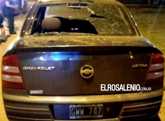 Le pegó con un caño en la cabeza y le rompió los vidrios del auto