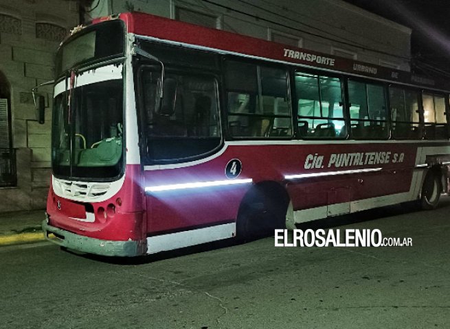 Colectivo perdió una rueda y quedó varado en calle 25 de mayo al 300