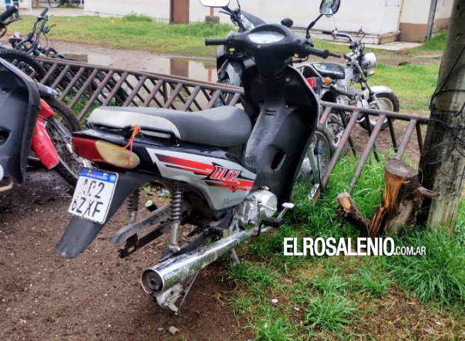 Le roban la rueda de la moto estacionada frente a la ventana de una comisaría