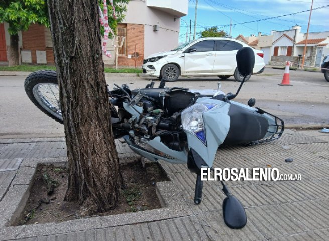 Una moto chocó a un auto y después un árbol en Pellegrini y Pueyrredón