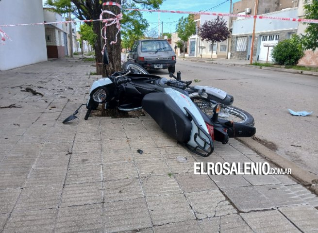 Una moto chocó a un auto y después un árbol en Pellegrini y Pueyrredón