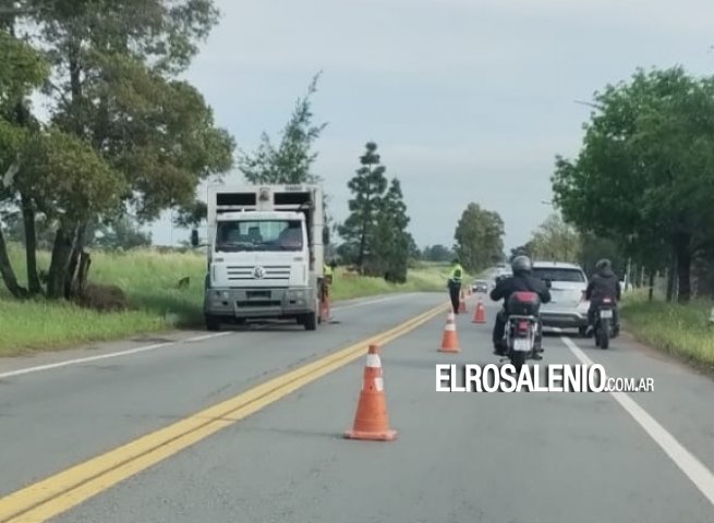 Dos camiones recolectores varados: uno encajado en calle de tierra, el otro roto en la ruta