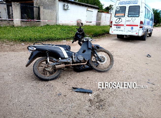 Accidente entre moto y vehículo de transporte escolar