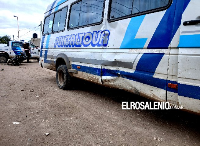 Accidente entre moto y vehículo de transporte escolar
