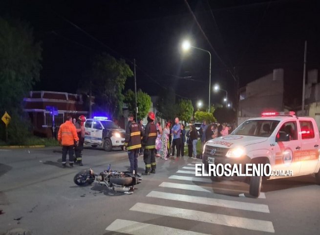 Violento choque entre dos motociclistas: fueron trasladados en grave estado