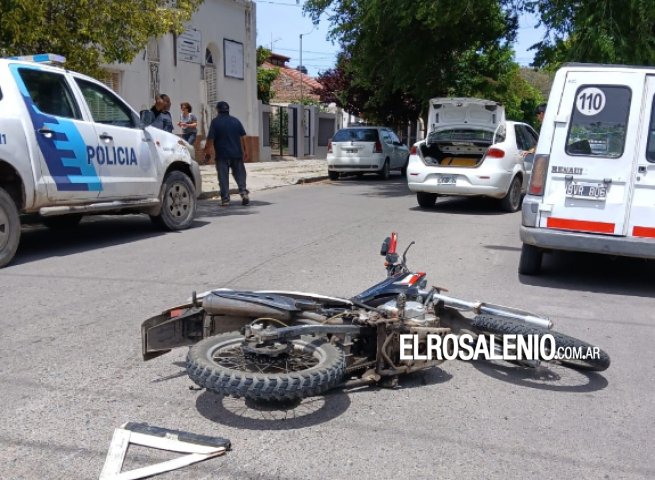 Chocaron un remis y una moto en Alberdi y Paso