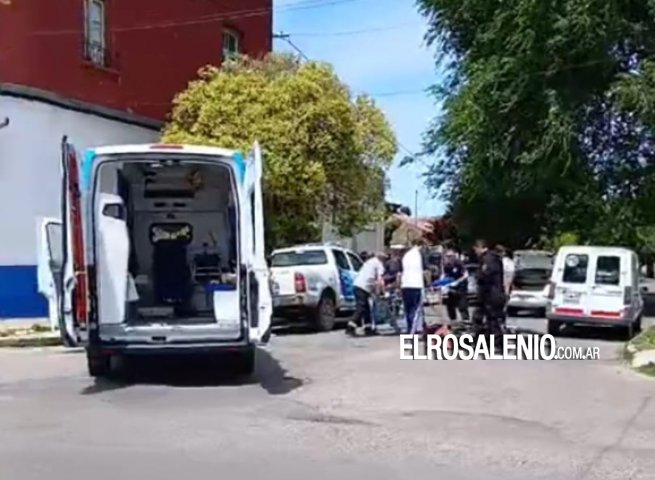 Chocaron un remis y una moto en Alberdi y Paso