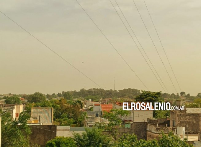 La ciudad y la región cubiertas por una gran nube de polvo