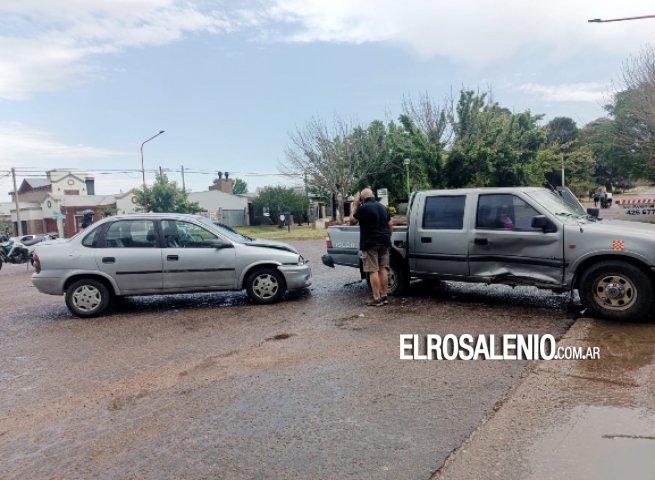 Chocaron un auto y una camioneta en el Boulevard Avellaneda