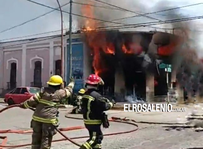 Voraz incendio en un taller mecánico y comercio de la zona centro