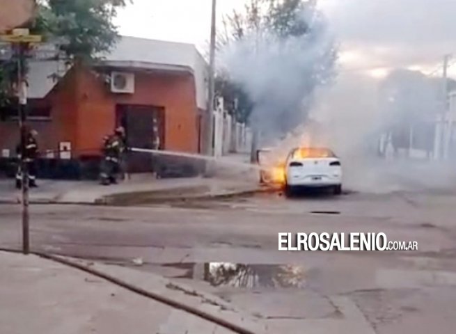 Incendio de un auto en Córdoba y Belgrano