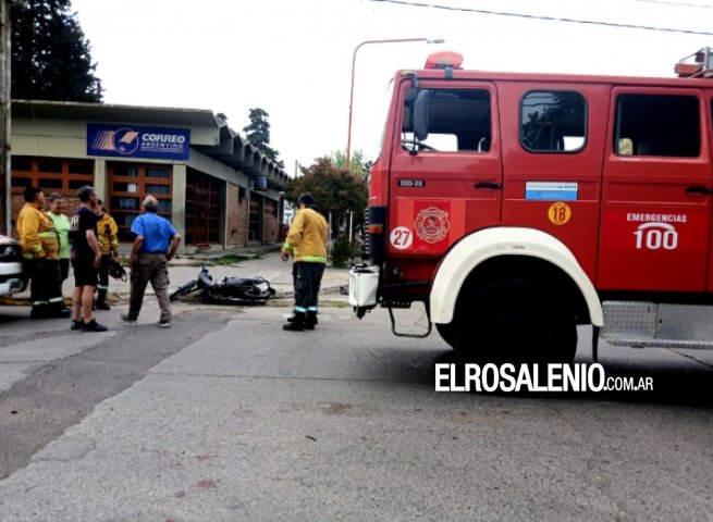 Un motociclista fue hospitalizado tras chocar con una autobomba de Bomberos
