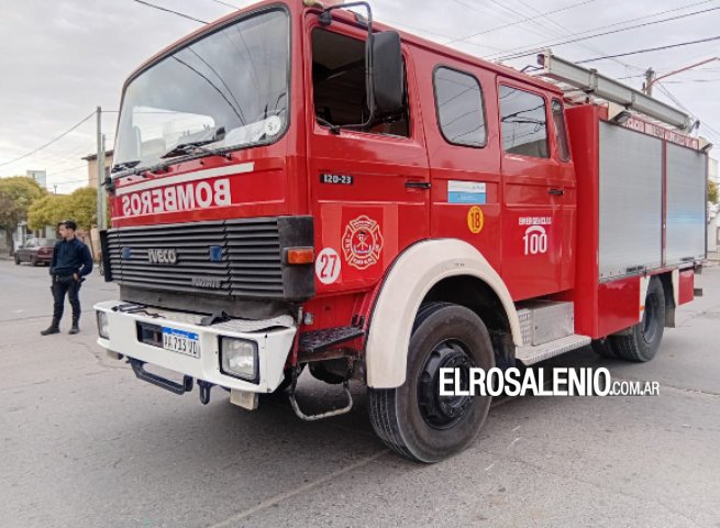 Un motociclista fue hospitalizado tras chocar con una autobomba de Bomberos