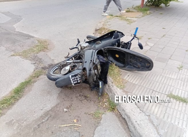 Un motociclista fue hospitalizado tras chocar con una autobomba de Bomberos