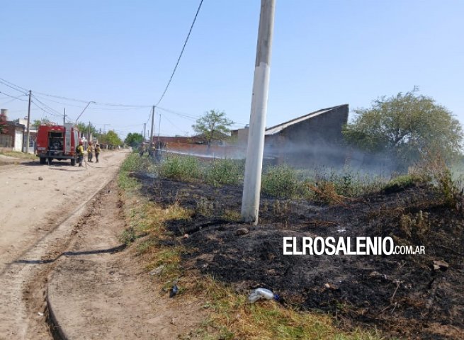 Vecinos de Barrio Laura denuncian que un sujeto en bicicleta prende fuego pastos y huye