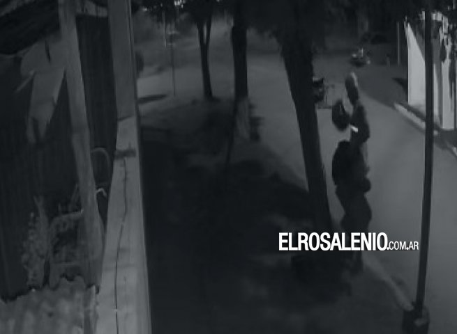 Vecinos reclaman que recolectores se llevan algunas bolsas y otras las dejan tiradas en el piso