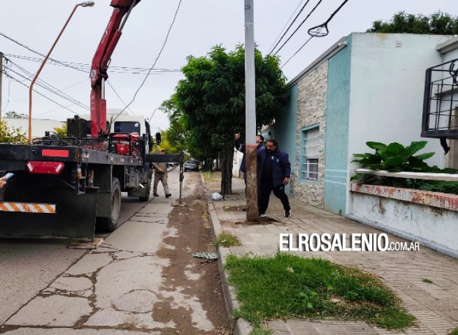 Postes colocados en medio de la vereda generan enorme polémica con vecinos, el Municipio y el HCD