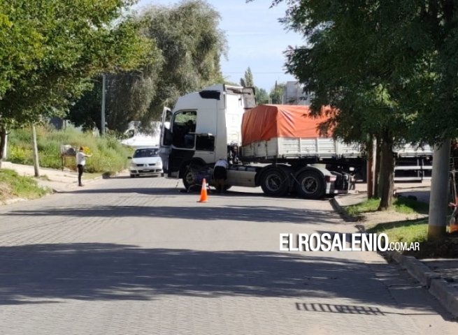 Camión quedó varado atravesado en Avenida Jujuy