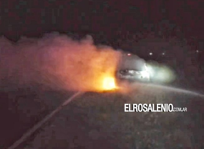 Incendio de un automotor en la Ruta 3 vieja