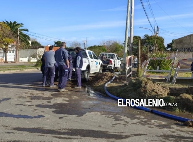  Nuevo inconveniente con la instalación de fibra óptica: rompieron un caño de agua