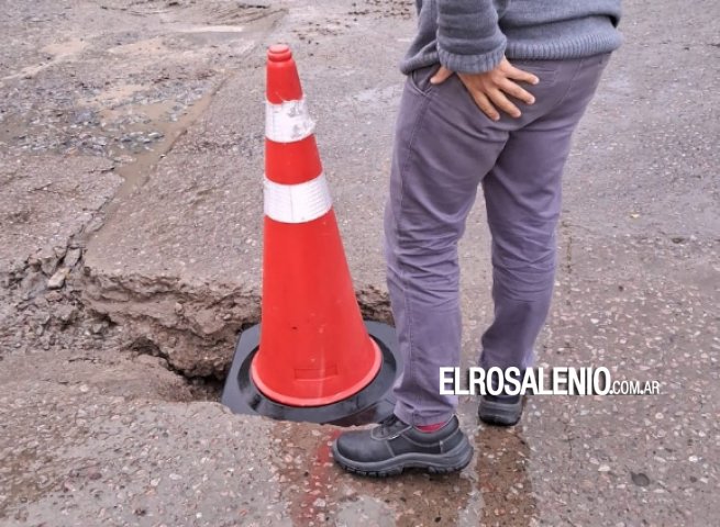 Rompen cubiertas en una de las zanjas hechas para recambio de caños
