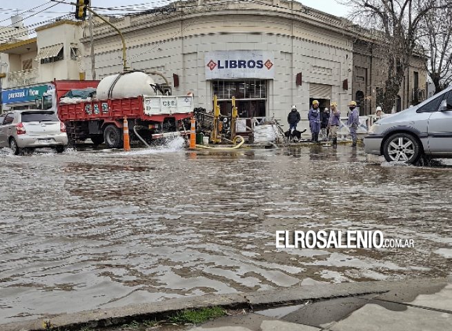 Rompieron caño de agua en pleno centro de la ciudad