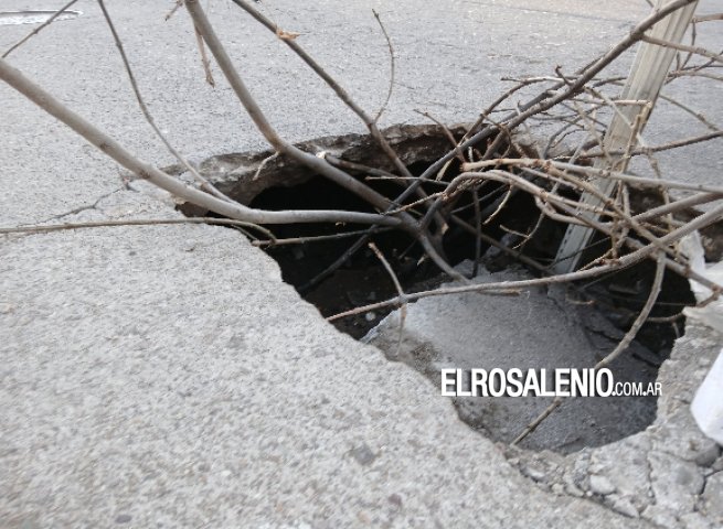 Preocupación por un importante hundimiento del asfalto en una esquina céntrica
