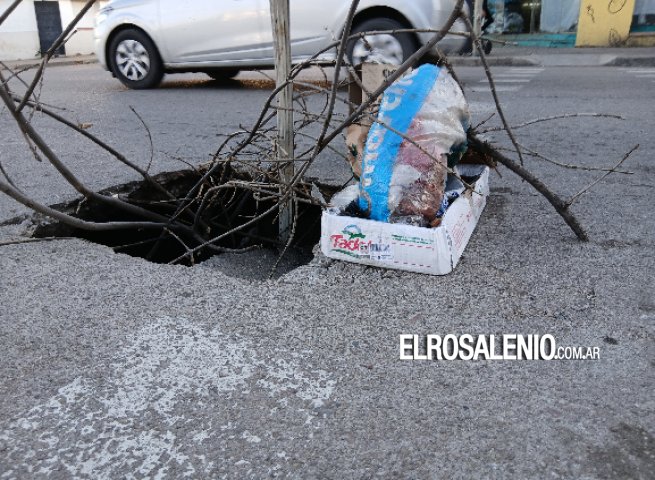 Preocupación por un importante hundimiento del asfalto en una esquina céntrica
